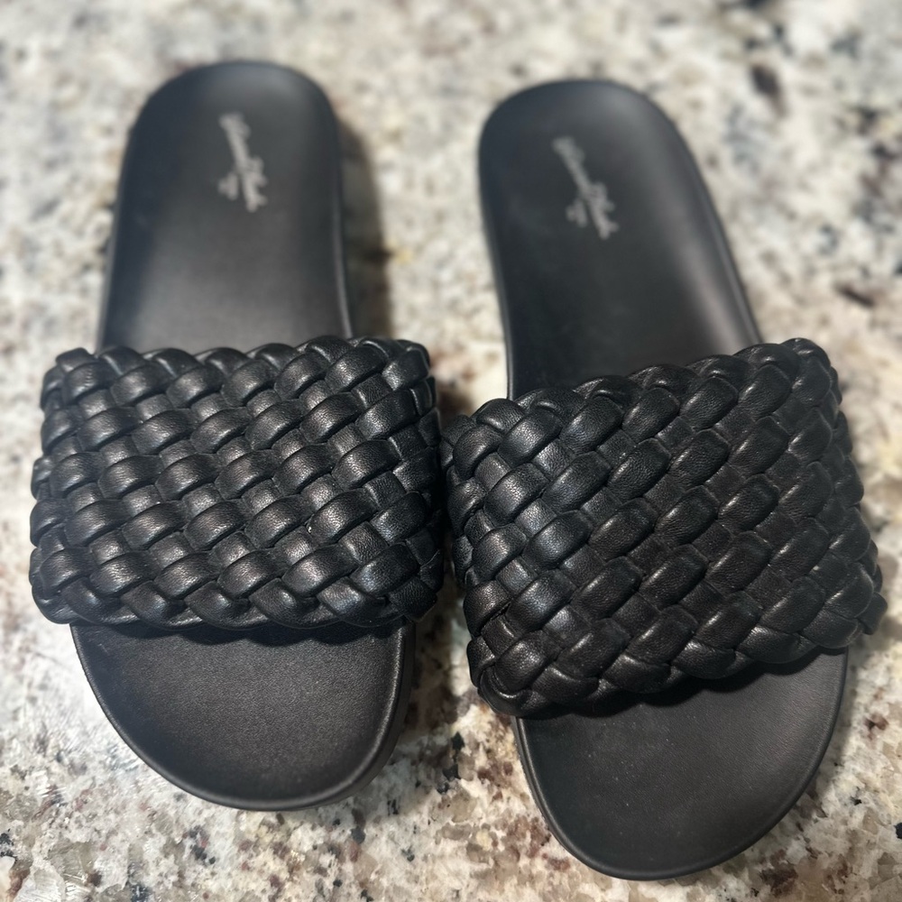 Girls Universal Thread sandals 5.5